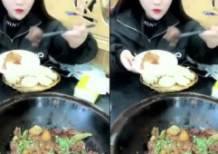 小姐姐吃排骨豆角视频,小姐姐现场烹饪排骨豆角，色香味俱全！