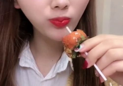 小姐姐吃草莓冰糖视频,小姐姐现场教学，甜蜜滋味尽在掌握